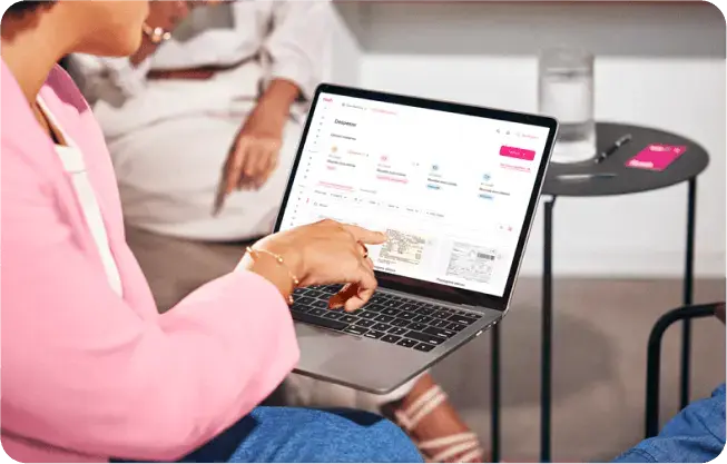  Duas mulheres sorriem e colaboram em um projeto usando um tablet em um escritório.